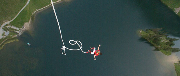 Man bungee jumps over water