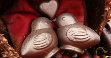 Chocolate birds kissing